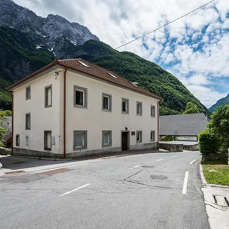 Kronotop In Triglav National Park ホステル ログ・ポット・マンガルトン